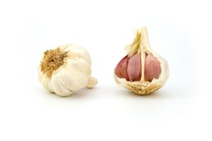 knoblauch-gegen-pickel-akne